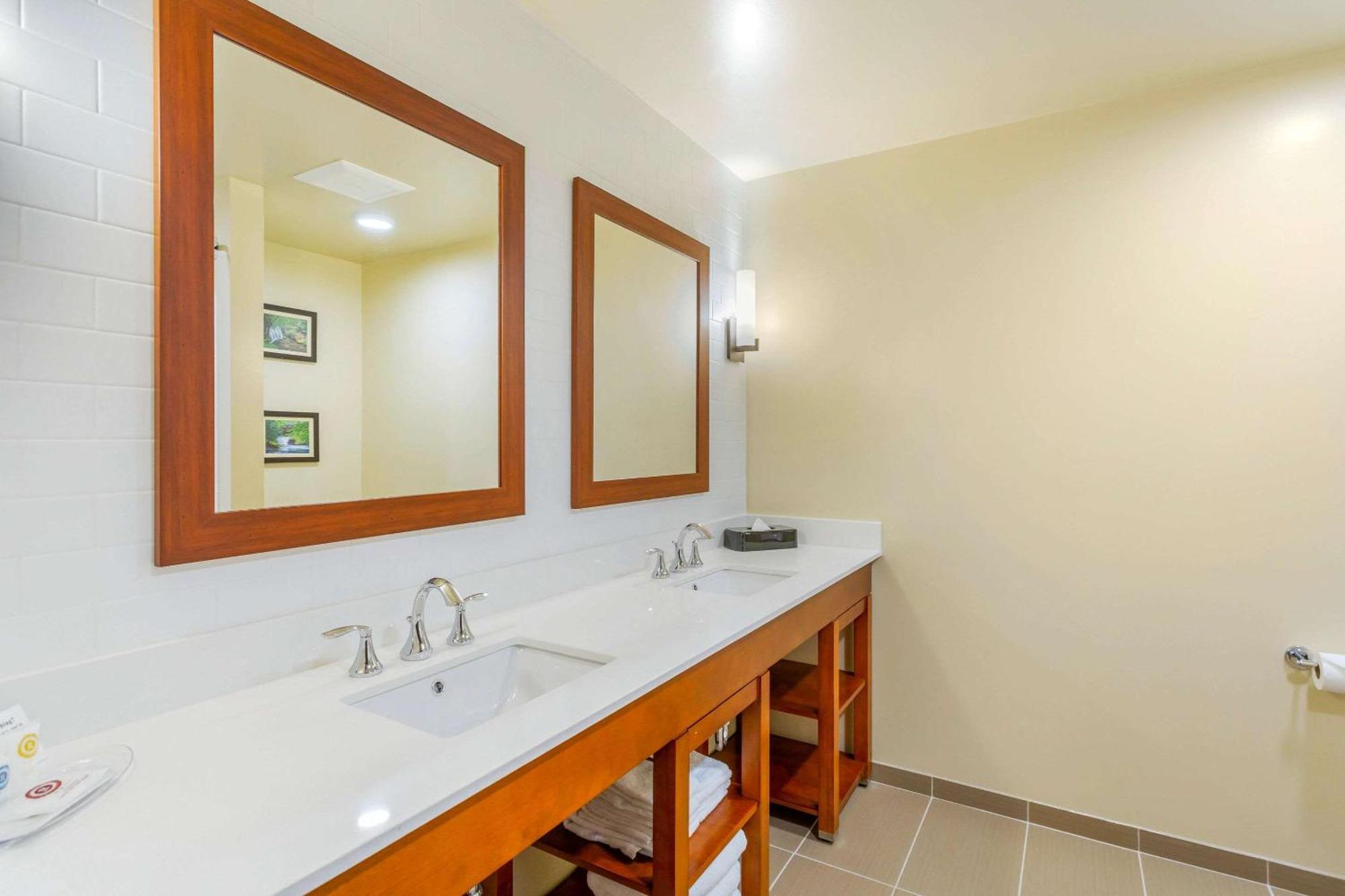 Comfort Suites Burlington Near I-5 Екстер'єр фото